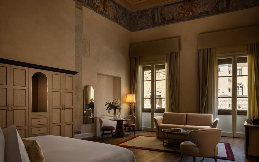 Porta_Rossa_Hotel_Firenze_Colbert_Collection_Amici_Miei_Junior_Suite_with_Frescoes__Living_Room_Sofa_Wide_Shot_Window_Views-1000x625 - Colbert Collection: historia e identidad de la mano de Minor Hotels