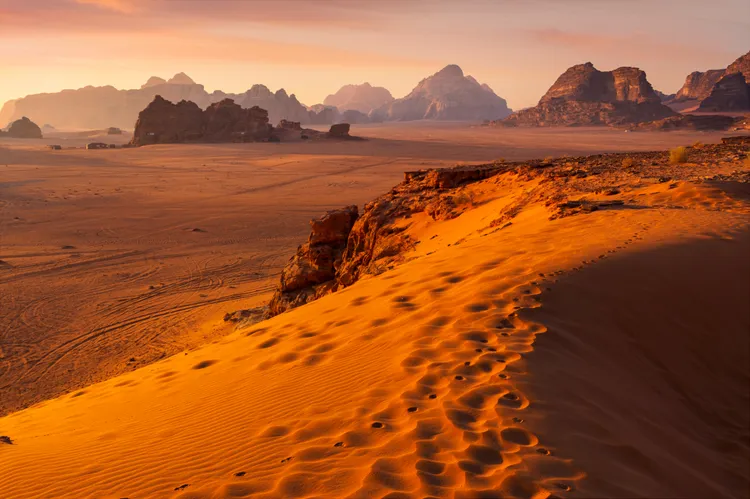 Los lugares con los atardeceres más espectaculares del mundo TAL-golden-hour-wadi-rum-jordan-WRLDBSTGLDNHR1026-9c06cfe5fa2448fd90137fbd4270546a - Travel + Leisure en Español - Edición México