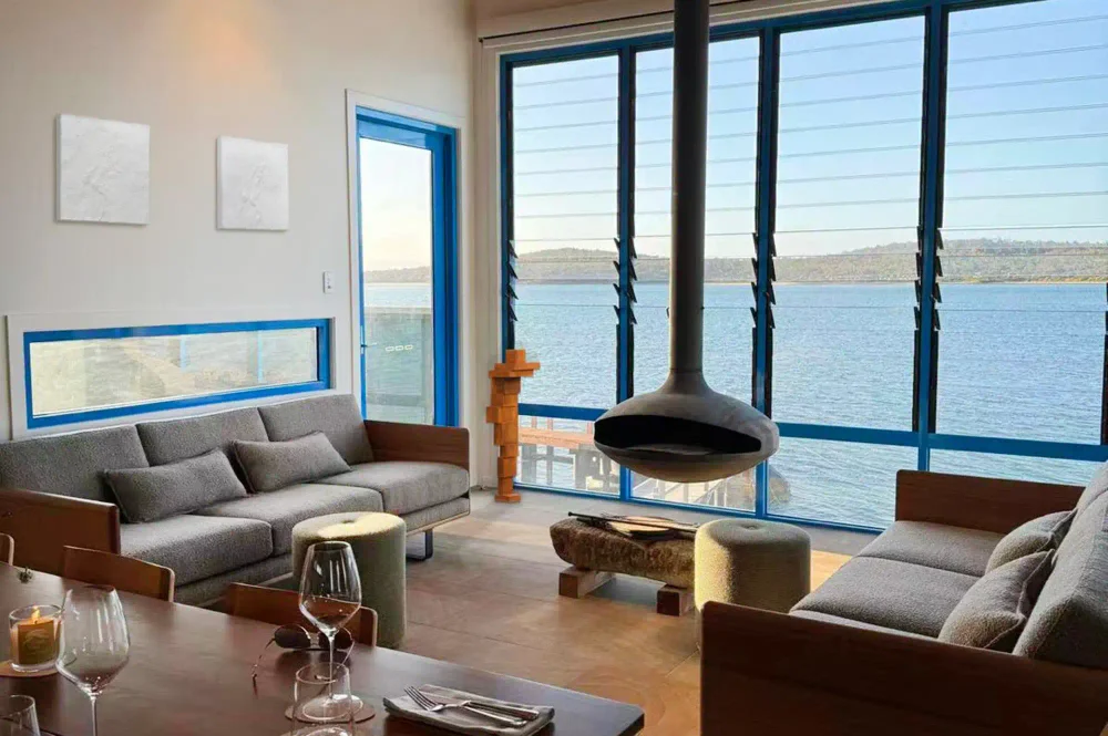 TAL-living-room-picnic-island-tasmania-australia-PICNICISLAND0926-2386830af8844e338dccf1d864d6dbc5-1000x665 - Puedes rentar una isla privada frente a la costa de Tasmania, Australia, hogar de una colonia de pingüinos