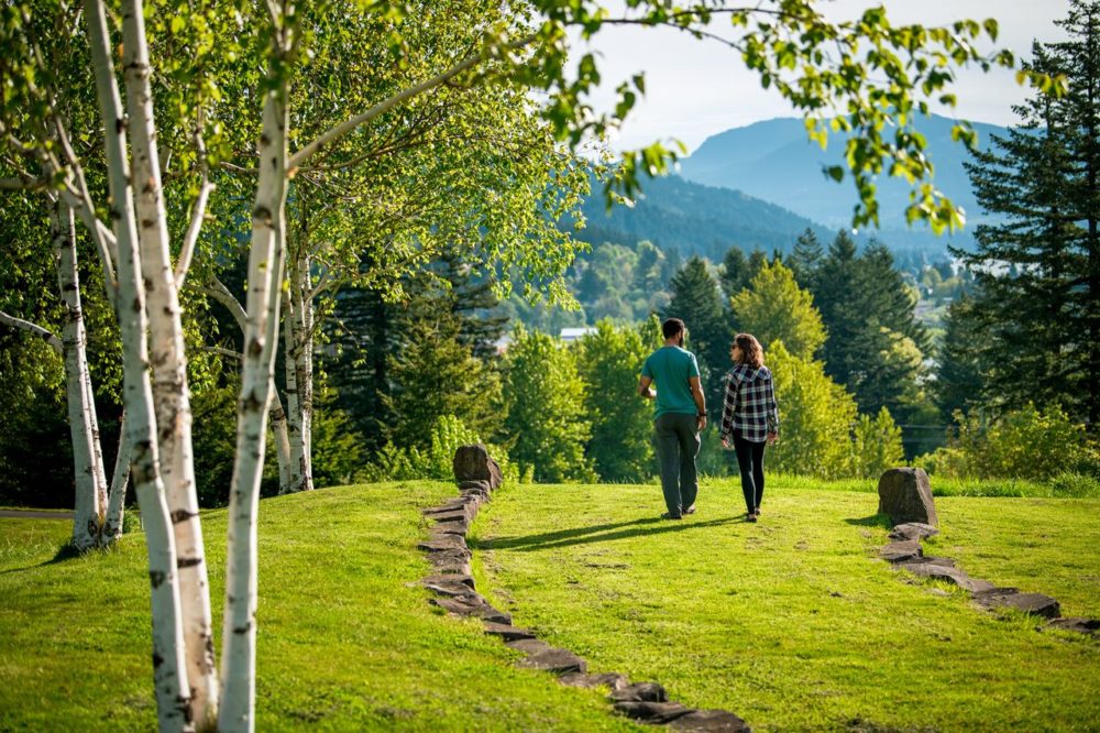 TAL-nature-walk-STEVENSONWA0226-5bbc910bb2d04b35ba99d1ab625e766c-1000x666 - Casas del árbol, aguas termales y montañas: descubre este pequeño destino a una hora de Portland