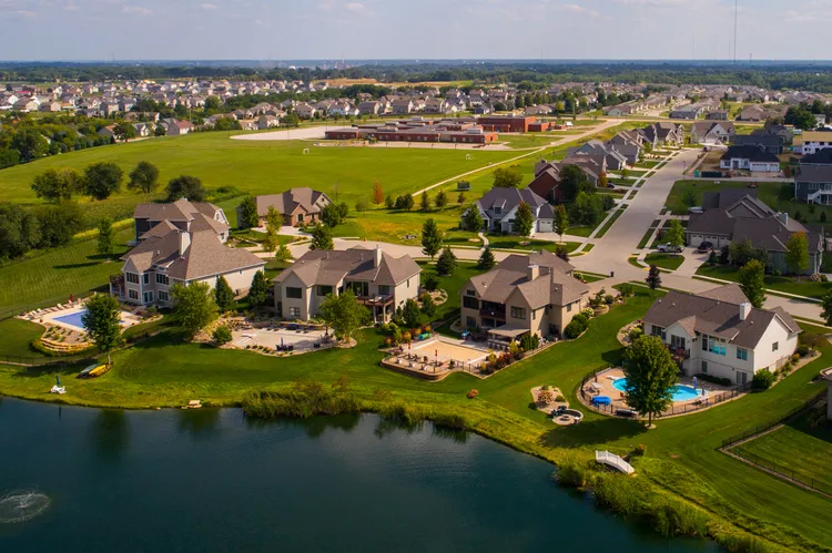 TAL-neighborhood-bettendorf-iowa-MIDWESTRETIRE1026-738cf20d3f21493fb71cf4581c7fd98f - Travel + Leisure en Español