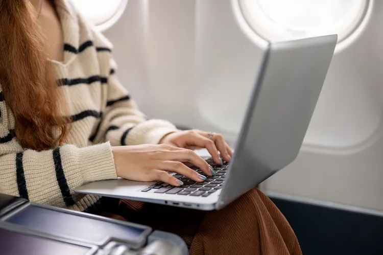 Baterías de litio en aviones: cómo viajar de forma segura Baterías de litio en aviones: cómo viajar de forma segura