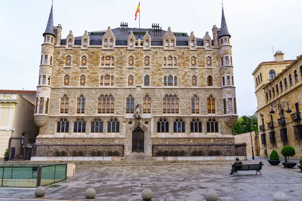casa-botines-leon-1000x667 - Descubre León, la ciudad modernista y elegante del interior de España