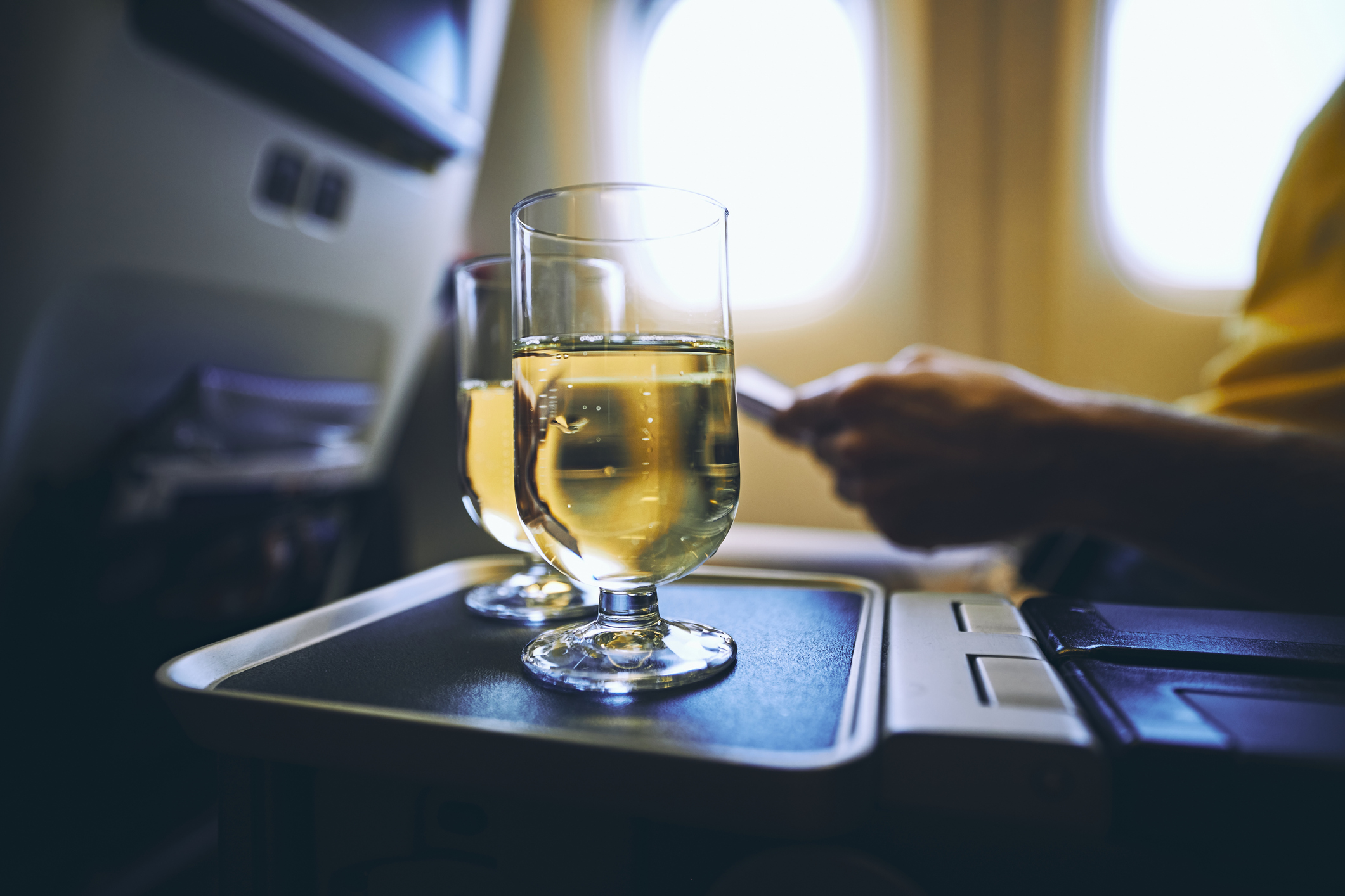 Esta es la bebida que los sobrecargos dicen que deberías pedir en cada vuelo