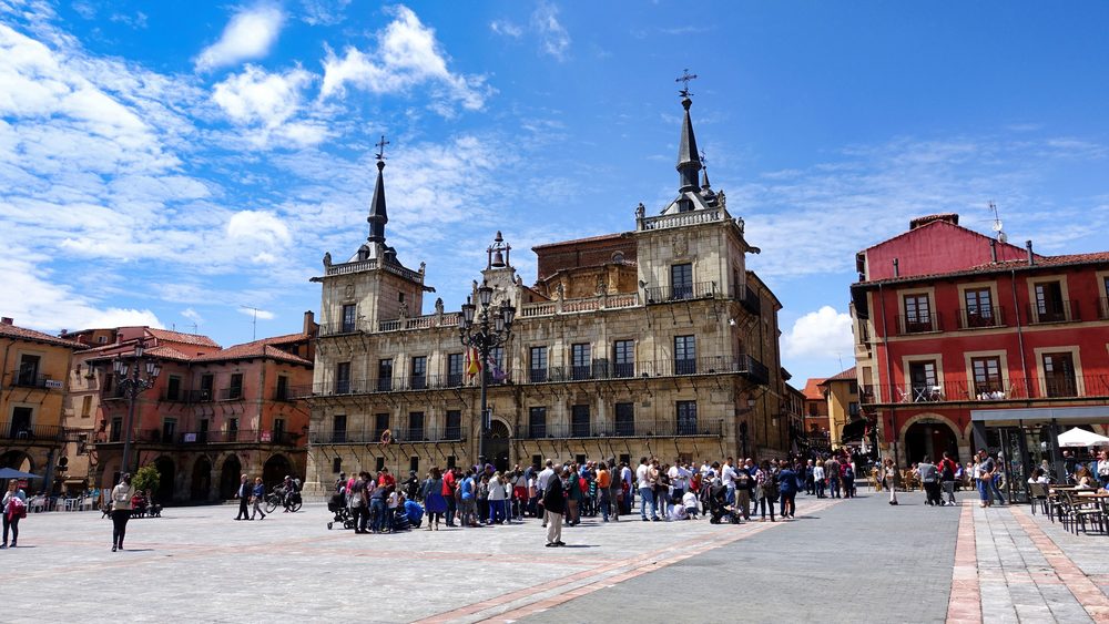 plaza-mayor-leon-1000x563 - Descubre León, la ciudad modernista y elegante del interior de España